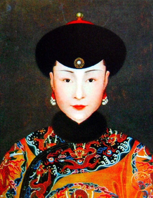 乾隆皇帝与后宫妃嫔画像：图2是富察皇后，图5是“魏璎珞”的原型