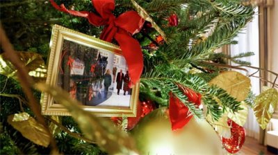 ​拜登想表达什么？白宫圣诞树上出现特朗普夫妇照片，美网友吵翻天