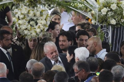 ​巴西总统、内马尔父亲到场吊唁贝利，超15万人前往告别仪式现场