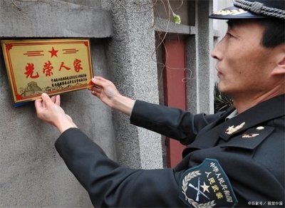 ​退伍军人家门口挂的 “光荣之家”铁牌子，有什么用？意义非凡