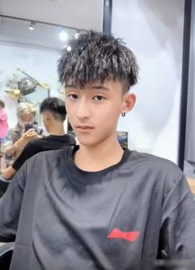 ​男生“两边掏空”发型叫什么？这3款干净帅气，剪完很清爽