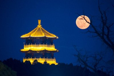 ​使用相机拍摄月亮时如何对焦，有什么技巧？