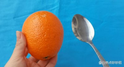​原来剥橙子如此简单，一个勺子立马搞定，这方法省事又方便