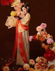 ​杨幂河南春晚换了5套服饰，穿越5个朝代古韵浓，刘诗诗也穿了唐