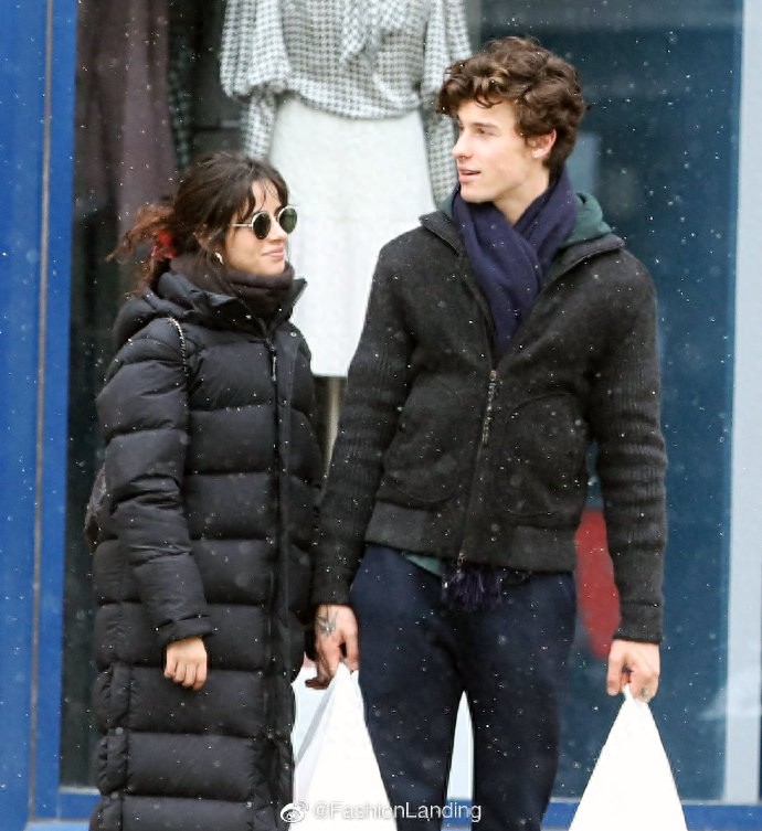 萌德和卡妹雪中漫步,两人牵手甜蜜同行,相处的小细节也很甜