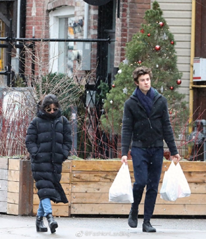 萌德和卡妹雪中漫步,两人牵手甜蜜同行,相处的小细节也很甜