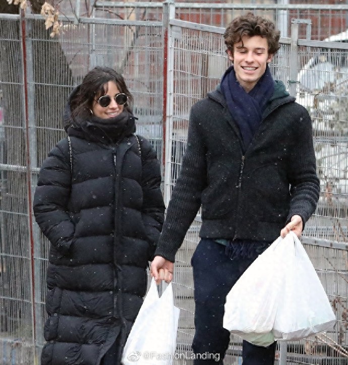 萌德和卡妹雪中漫步,两人牵手甜蜜同行,相处的小细节也很甜