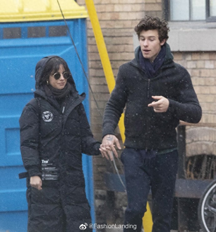 萌德和卡妹雪中漫步,两人牵手甜蜜同行,相处的小细节也很甜