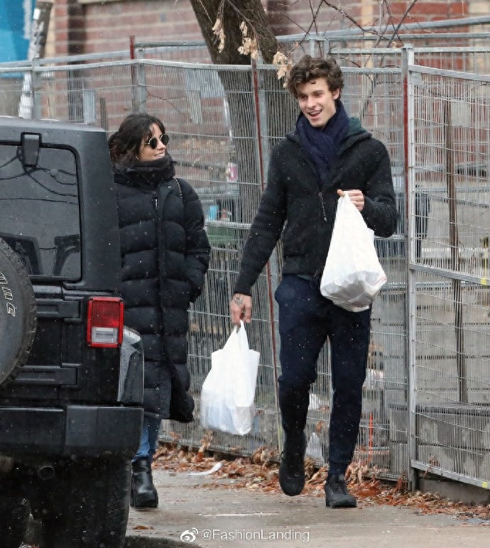 萌德和卡妹雪中漫步,两人牵手甜蜜同行,相处的小细节也很甜