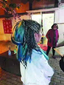​女子做脏辫被要5000元报警称太贵 店家：一根30元