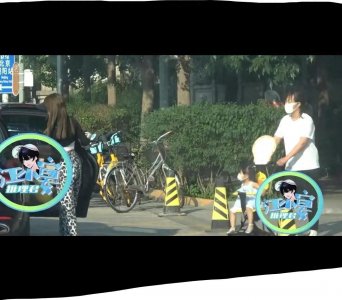 ​释小龙已结婚生女，女儿首次露面，妈妈与保姆紧跟身边保护好女儿