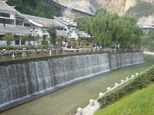 4、龙庆峡里面还有大量的漂流项目可以选择，而且我们也很喜欢当地的食物和水果。