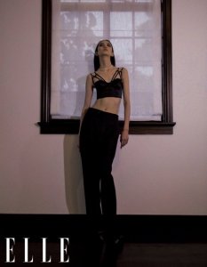 ​项偞婧演绎ELLE时装大片，迷离舒展的氛围，像猫一样的白月光Cici