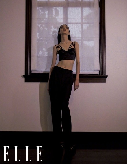 项偞婧演绎ELLE时装大片,迷离舒展的氛围,像猫一样的白月光Cici