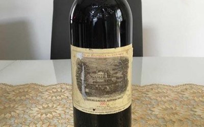 ​红酒拉菲庄园多少钱(红酒拉菲82年的多少度)