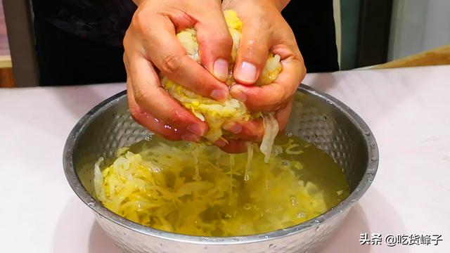 正宗酸菜饺子馅怎么调最好吃（只需学会这个调馅方法）(5)