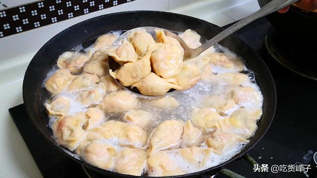 正宗酸菜饺子馅怎么调最好吃（只需学会这个调馅方法）(10)