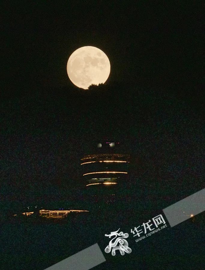 月亮照片真实图片（年度最特殊的赏月视角）