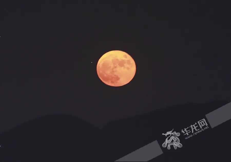 月亮照片真实图片（年度最特殊的赏月视角）