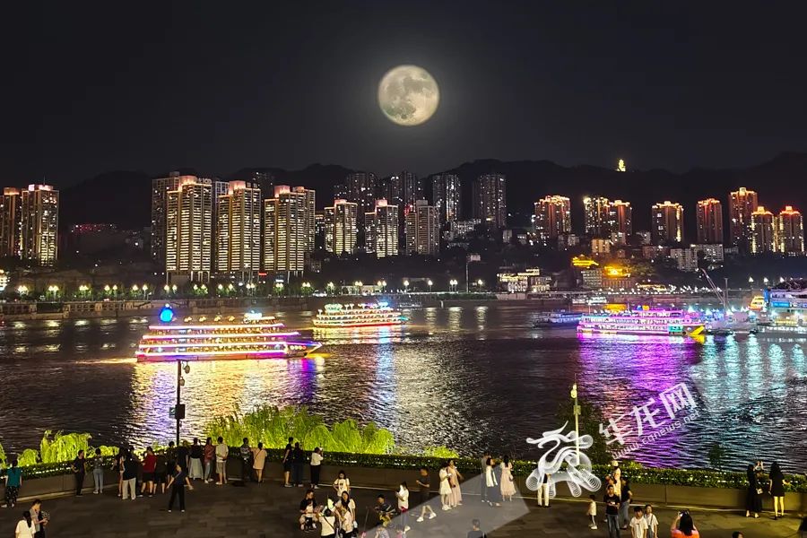 月亮照片真实图片（年度最特殊的赏月视角）