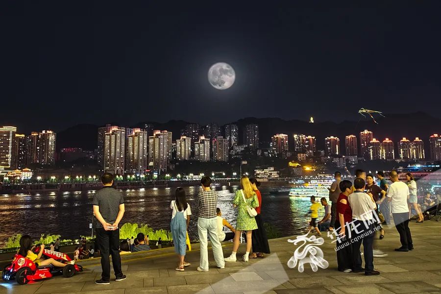 月亮照片真实图片（年度最特殊的赏月视角）