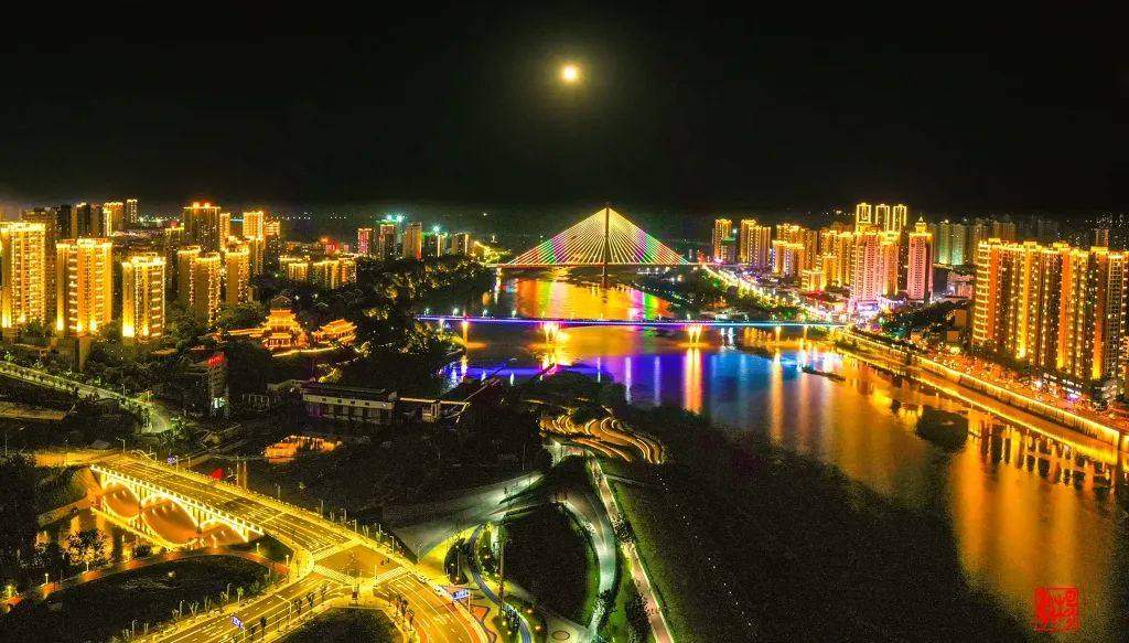 月亮照片真实图片（年度最特殊的赏月视角）