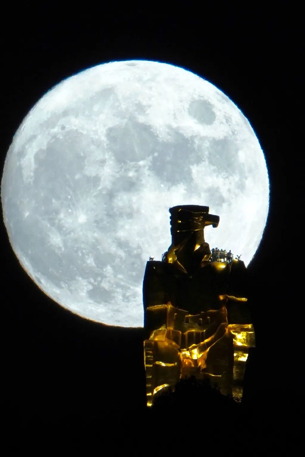 月亮照片真实图片（年度最特殊的赏月视角）