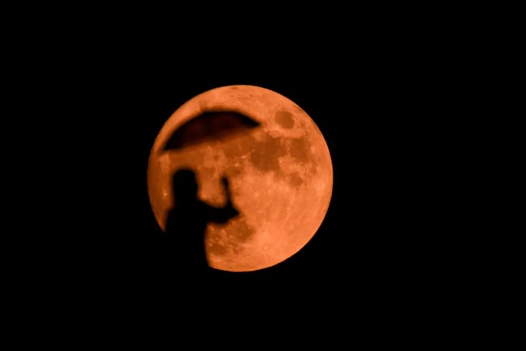 月亮照片真实图片（年度最特殊的赏月视角）