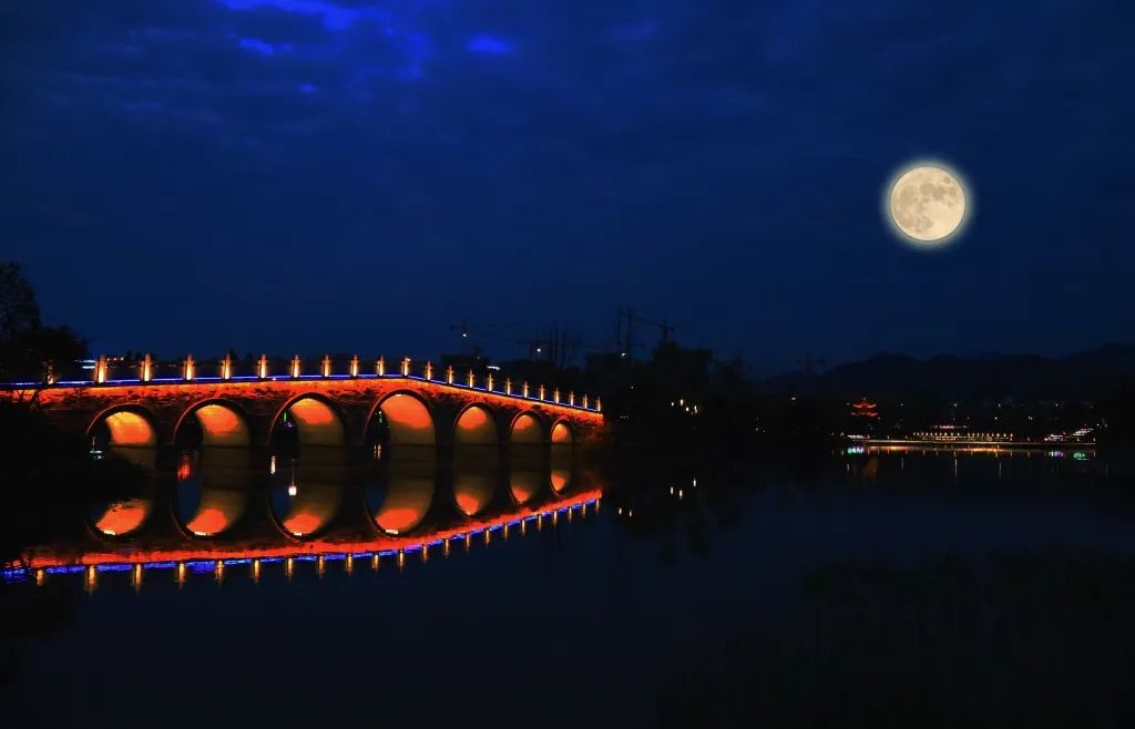 月亮照片真实图片（年度最特殊的赏月视角）