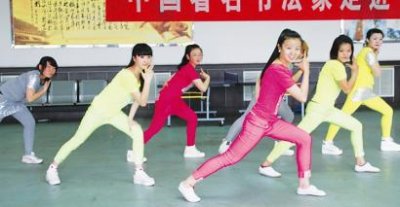 ​90后自主创业街舞班新闻报道，自主创业什么项目好?