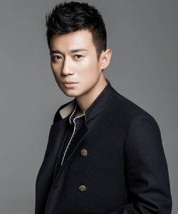 ​演员徐洪浩：入行多年单身，36岁娶小10岁妻子，结婚14年幸福如初