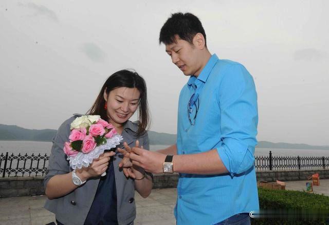 36岁男篮国手对丧妻不离不弃，二婚娶亚洲泳后，一起照顾前妻父母