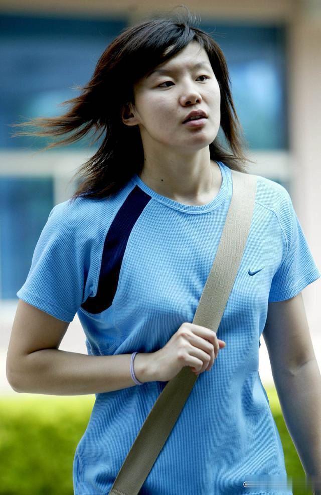 36岁男篮国手对丧妻不离不弃，二婚娶亚洲泳后，一起照顾前妻父母