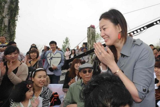 36岁男篮国手对丧妻不离不弃，二婚娶亚洲泳后，一起照顾前妻父母