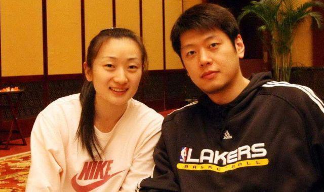 36岁男篮国手对丧妻不离不弃，二婚娶亚洲泳后，一起照顾前妻父母