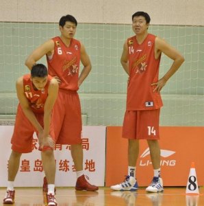 ​36岁男篮国手对丧妻不离不弃，二婚娶亚洲泳后，一起照顾前妻父母