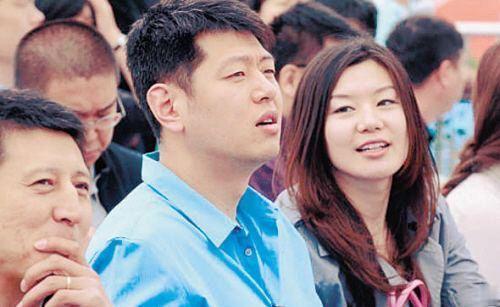 36岁男篮国手对丧妻不离不弃，二婚娶亚洲泳后，一起照顾前妻父母