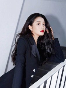 ​被关晓彤的“丝袜腿”迷住，黑西装配黑丝袜，大长腿不输超模