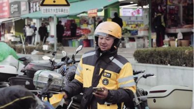 ​自称3年挣102万外卖员被曝发生车祸，朋友：骨折，正住院治疗