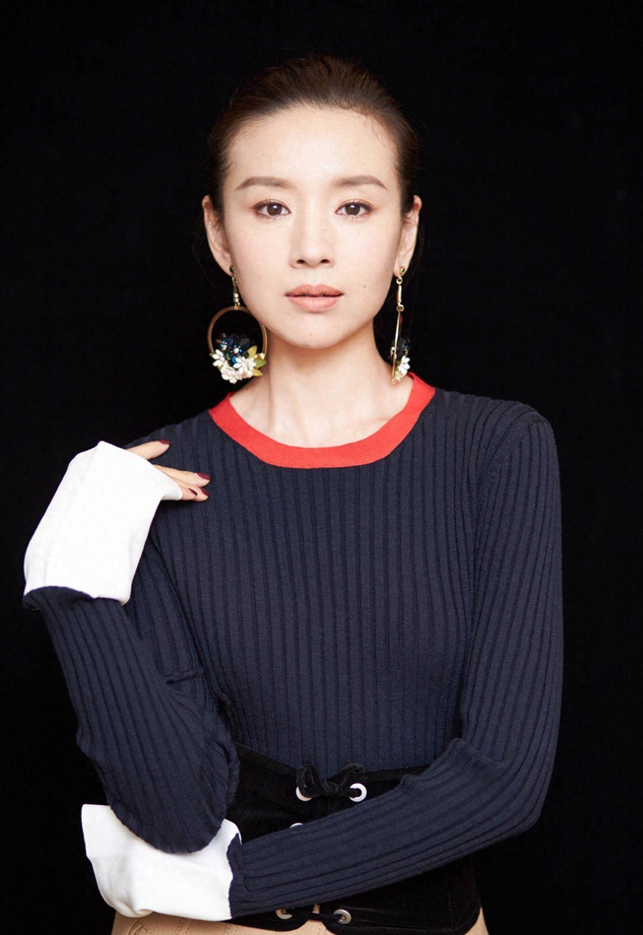 董洁：温和恬静、与世无争，邓超评论她“话不多，很害羞”。