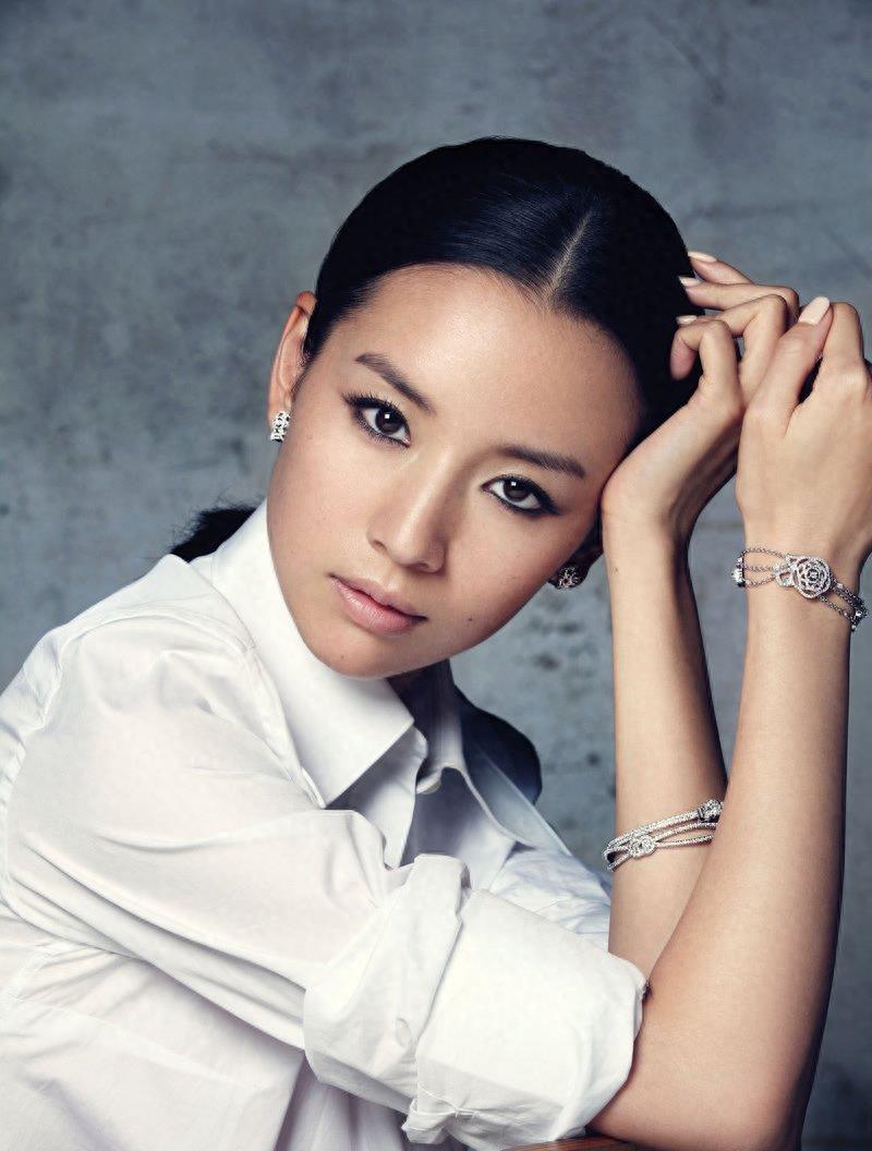 董洁：温和恬静、与世无争，邓超评论她“话不多，很害羞”。