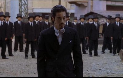 ​周星驰的《功夫》中，病怏怏的琛哥为什么能当上斧头帮的老大?