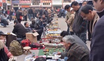 ​潘家园文玩大揭秘！地摊文玩真真假假知多少？