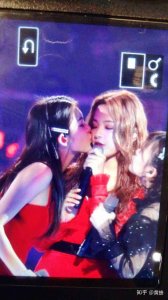 ​杨超越广州演唱会被亲脸，村民们受不了啦！！！