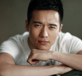 ​高云翔性侵案重审开庭！时隔2月现身状态佳，与律师相视一笑