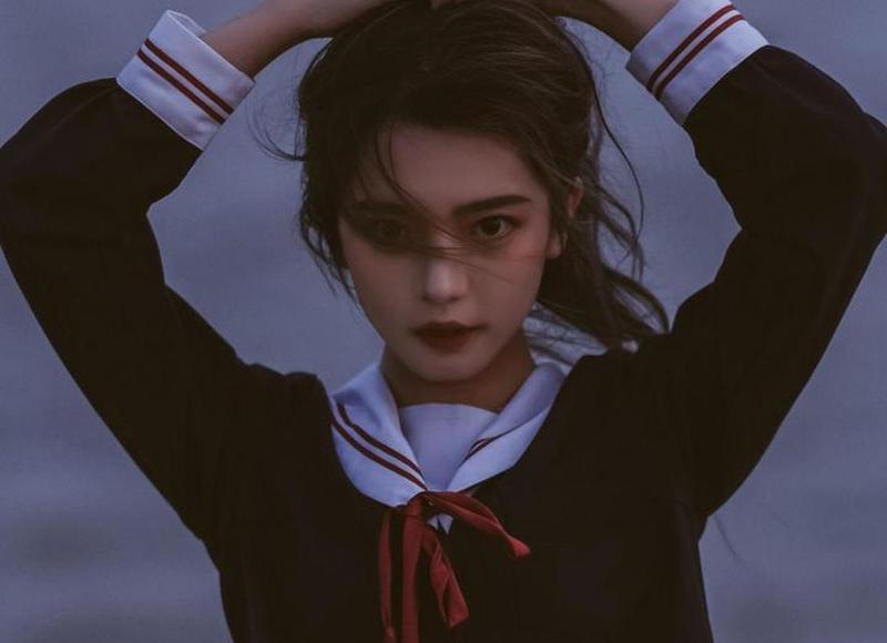 黑色裤子配什么上衣好看（想不到小黑裤+上衣的搭配火了）