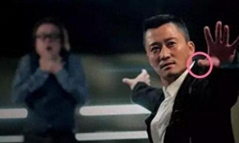 吴京导演“战狼2”火变全国，有网友发现“他的大拇指少了一节”