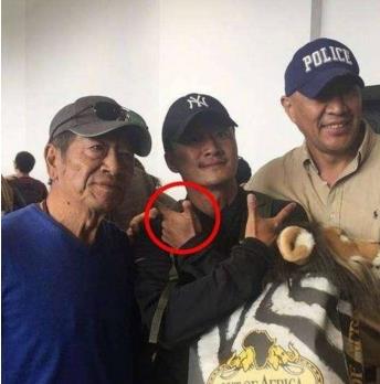 吴京导演“战狼2”火变全国，有网友发现“他的大拇指少了一节”