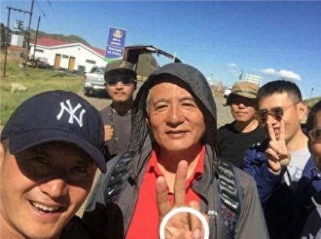 吴京导演“战狼2”火变全国，有网友发现“他的大拇指少了一节”