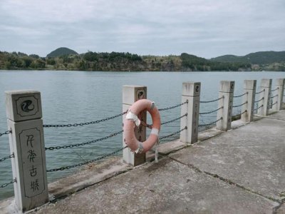 ​女孩凌晨跳江获救，3 位小伙下水营救不幸溺亡